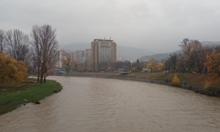 ZDK: Kiša još pada, ali opada vodostaj Bosne koja potpuno vratila u korito