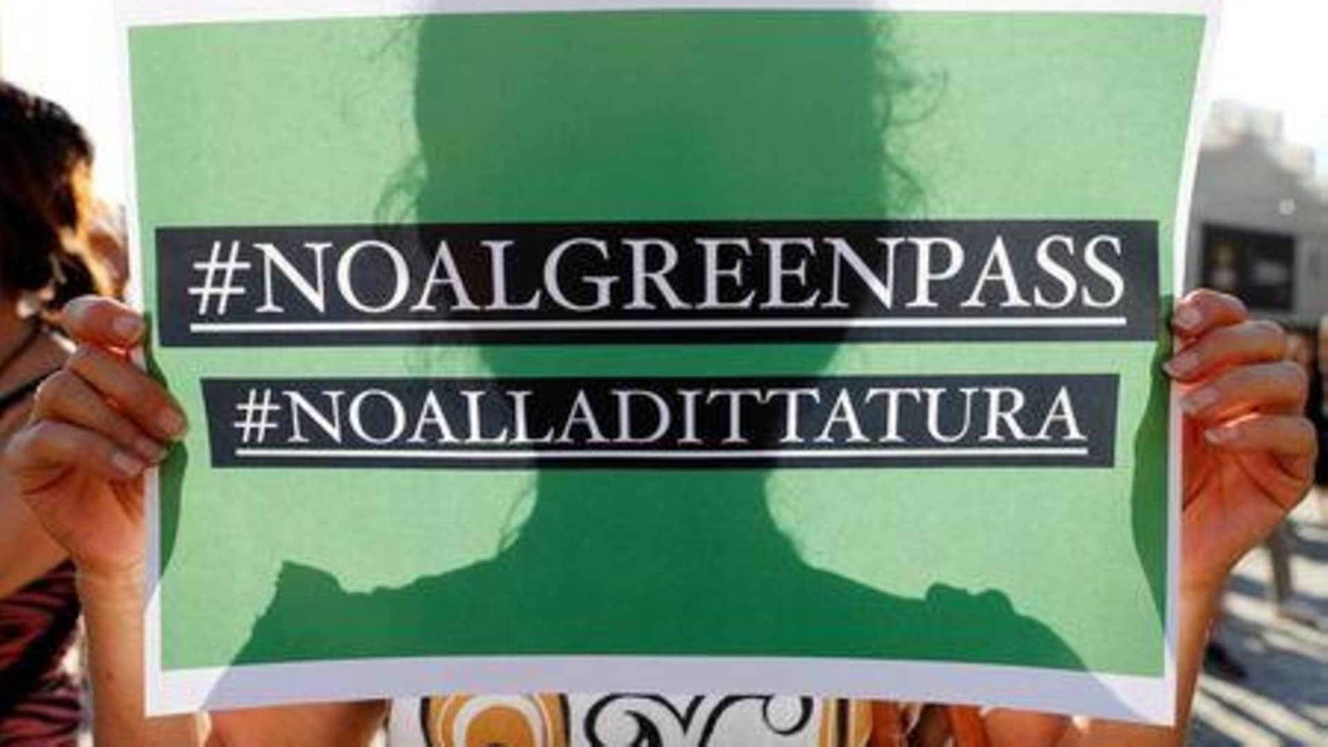 Protivnici vakcina u Italiji pozvali na oružane napade