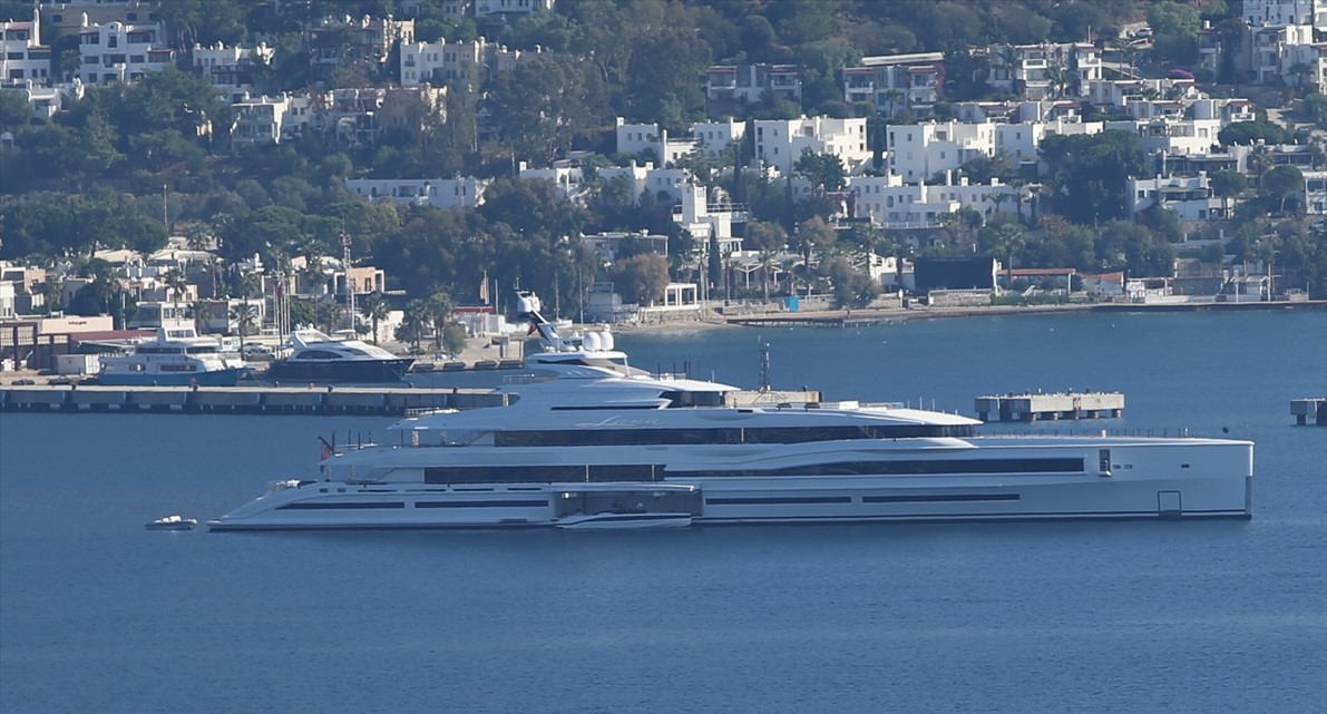 Jahta Billa Gatesa kod tvrđave u turskom Bodrumu