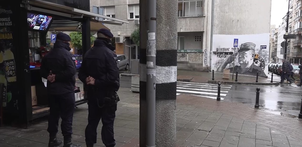 Mural ratnog zločinca Ratka Mladića danas čuva policija