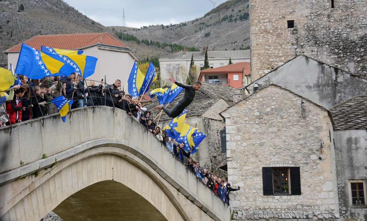 Tihim skokom obilježena godišnjica rušenja Starog mosta u Mostaru