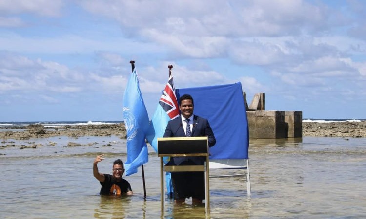 Ministar Tuvalua govori o klimi dok stoji u okeanu