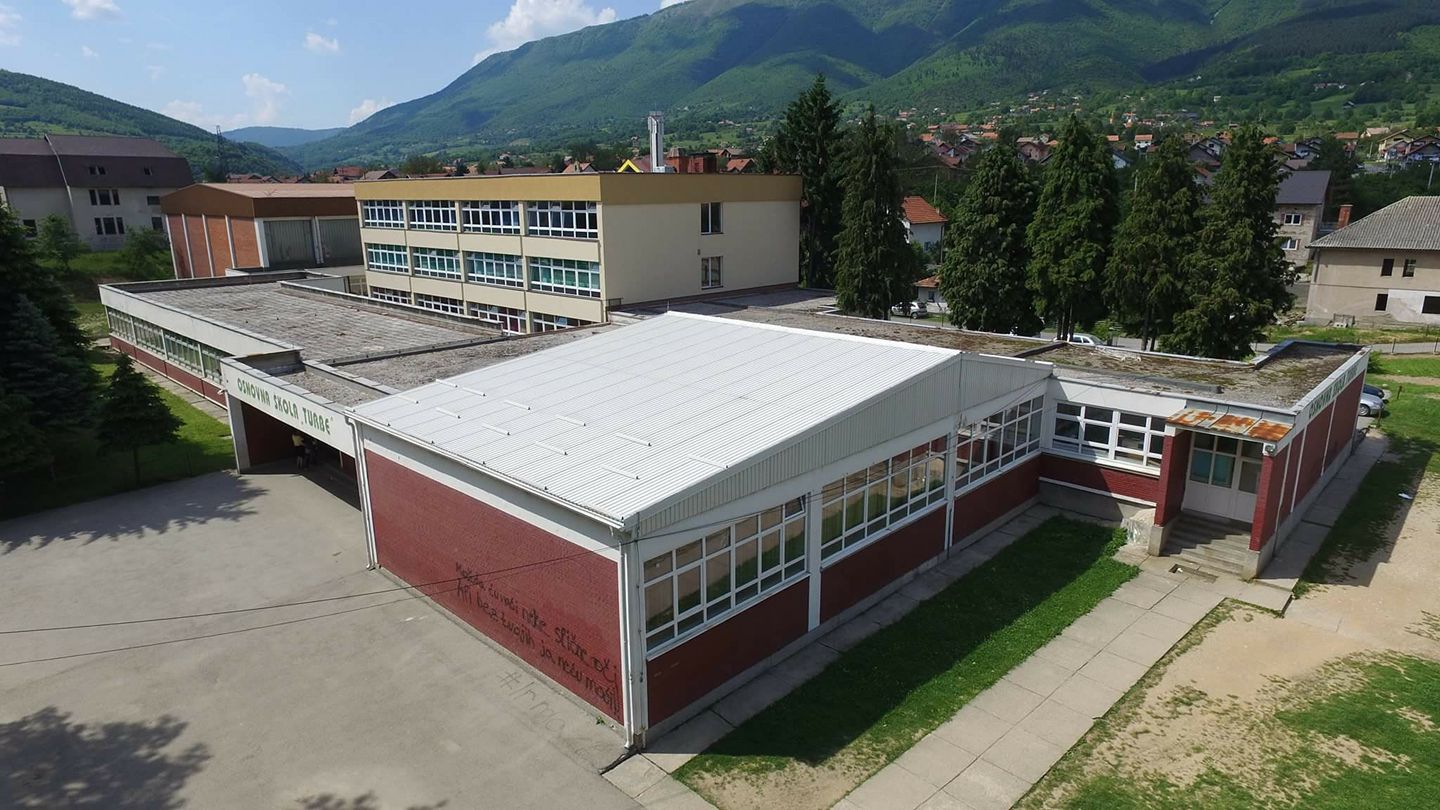 U OŠ Turbe u fiskulturnoj sali poginuo dječak