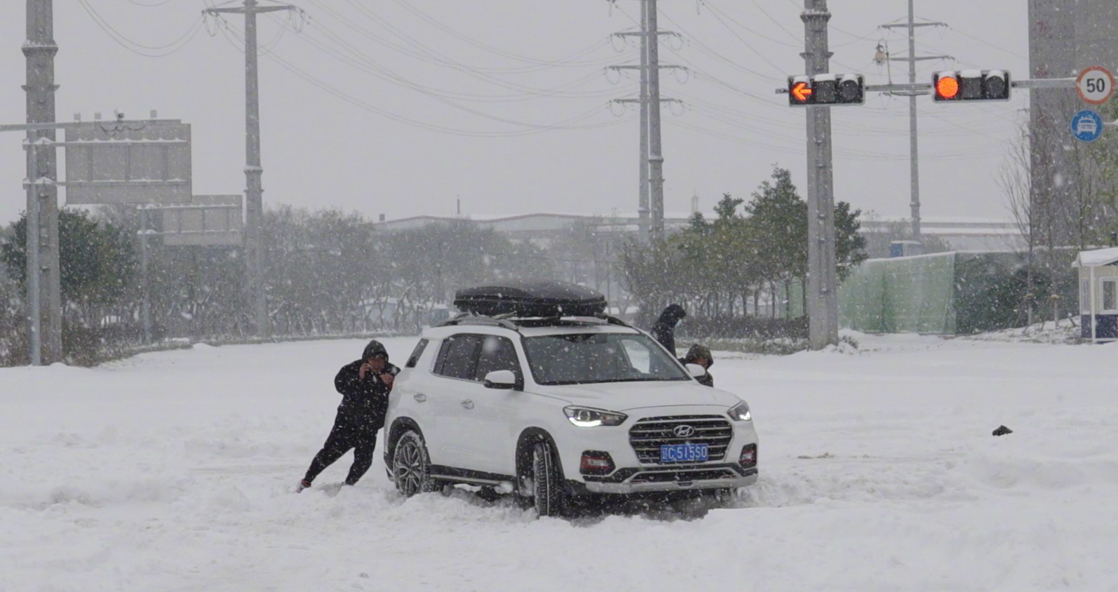 Snježna oluja paralizovala sjeveroistok Kine, poginula jedna osoba