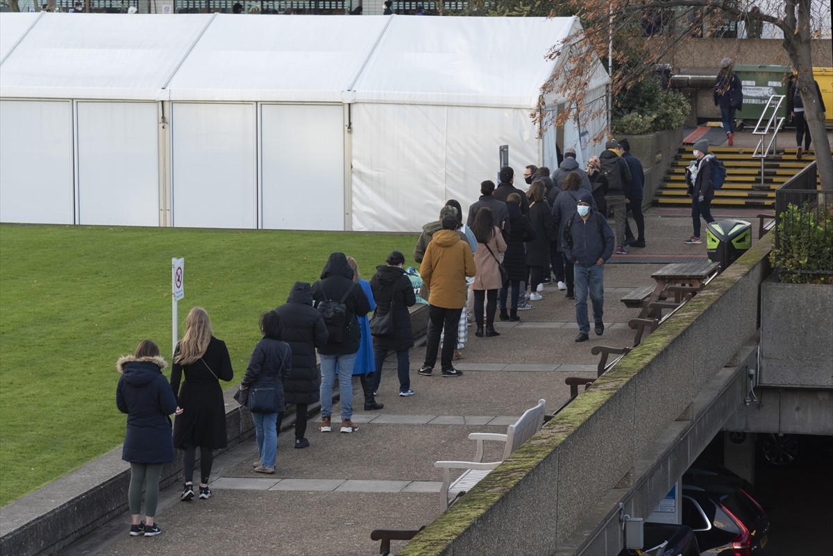 Velika Britanija: Dugi redovi ispred mobilnih centara za vakcinaciju