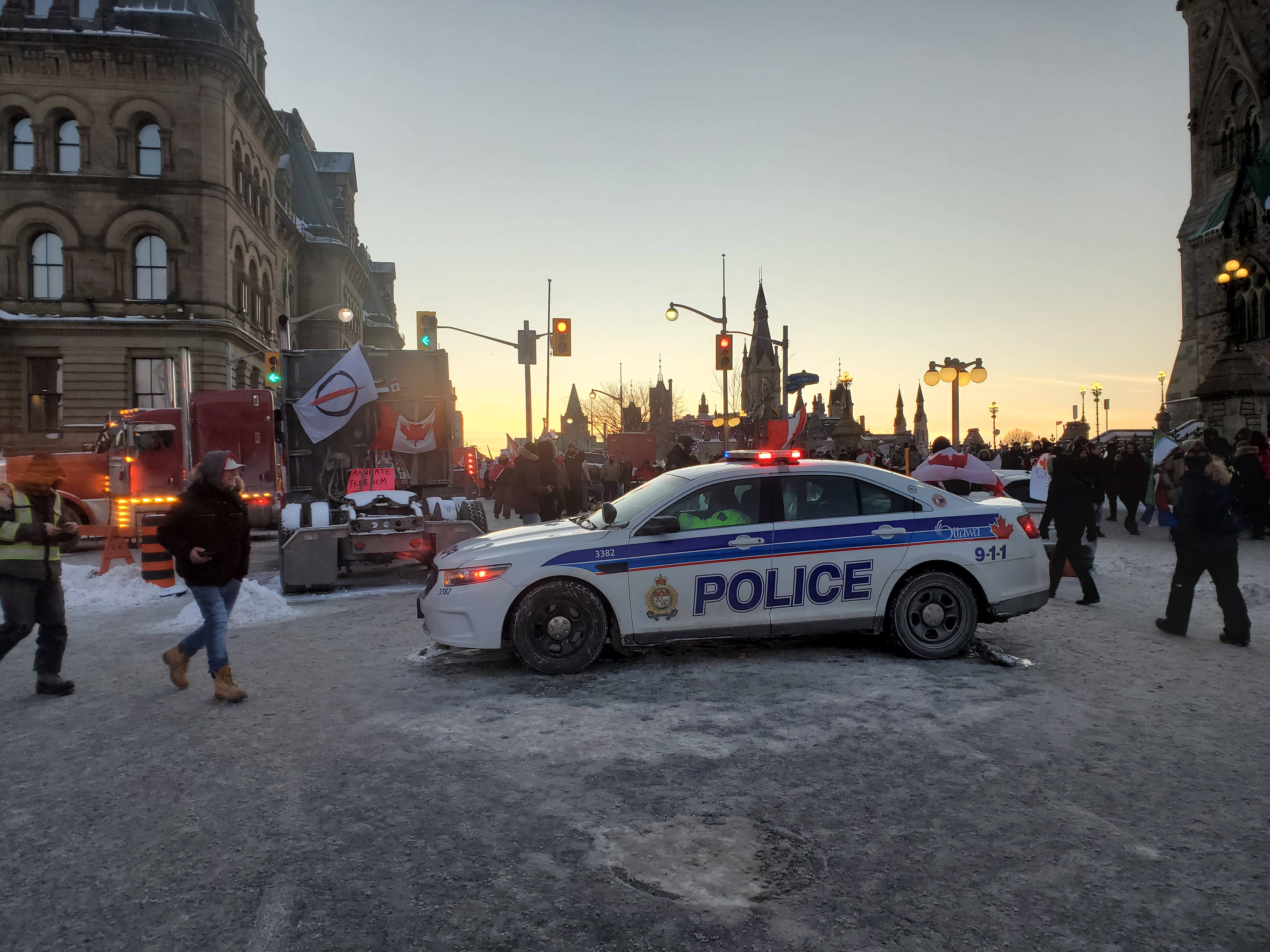 Bijela kuća traži da Trudeau okonča blokadu kamiondžija, fabrike automobila trpe velike gubitke