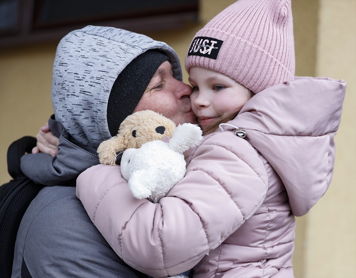 Emotivan susret oca i kćerke: Civili i dalje pristižu u Poljsku
