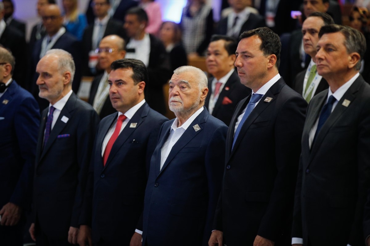 Mesić: U BiH se još uvijek ratuje, ali riječima