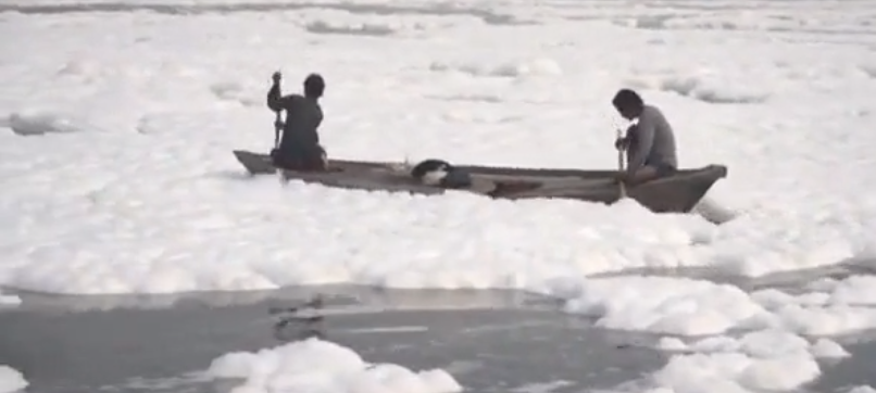 Otrovna pjena prekriva rijeku Delhi iz koje ljudi piju