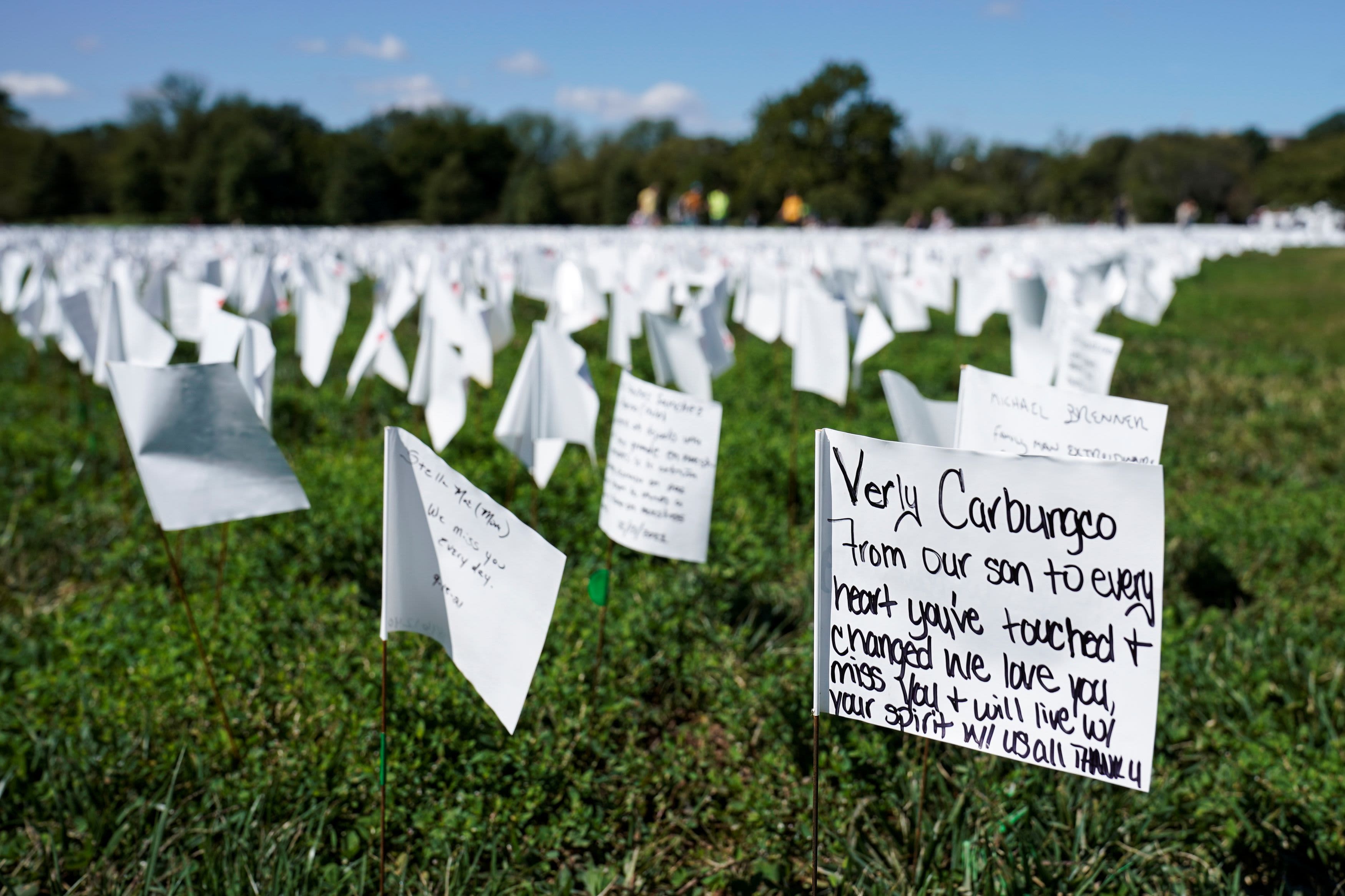 U SAD-u preko milion smrtnih slučajeva uzrokovanih koronavirusom