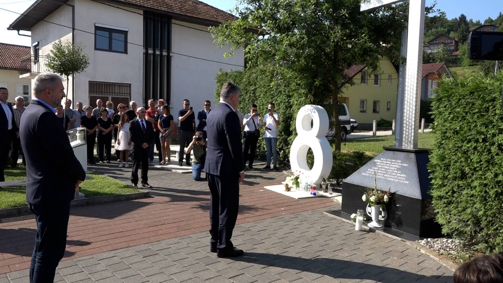 Milanović položio cvijeće na spomen obilježje ubijenoj djeci u Vitezu