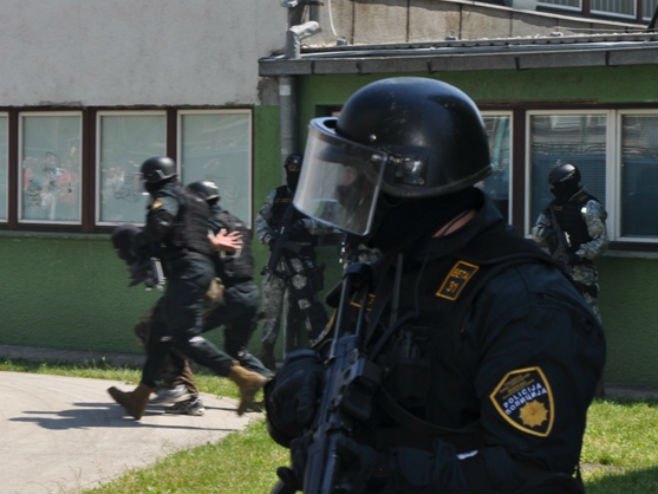 Zbog fingiranja saobraćanjih nezgoda u ZDK uhapšena i četiri policijska službenika