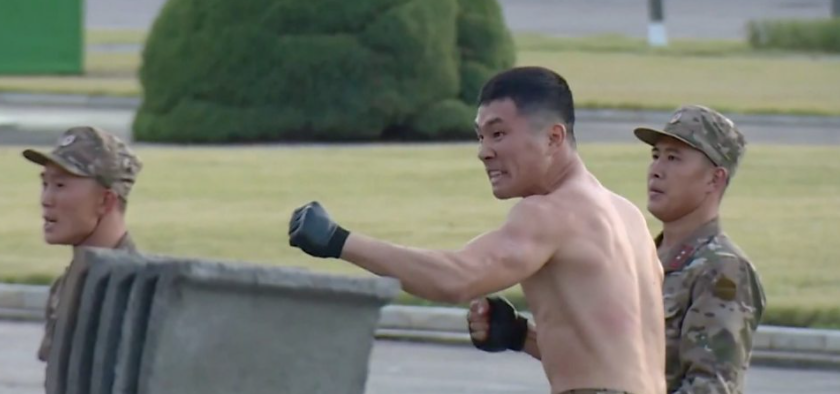 Sjevernokorejski vojnici rukama i glavom razbijaju cigle, željezne šipke...