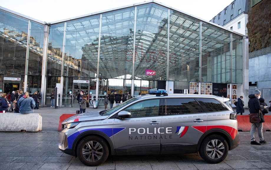 Francuska policija ubila naoružanog napadača u Parizu