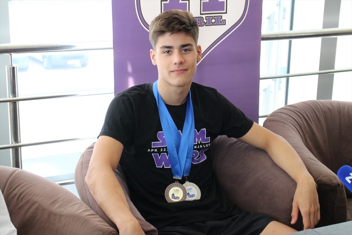 Plivač Jovan Lekić presrećan nakon osvajanja dvije medalje