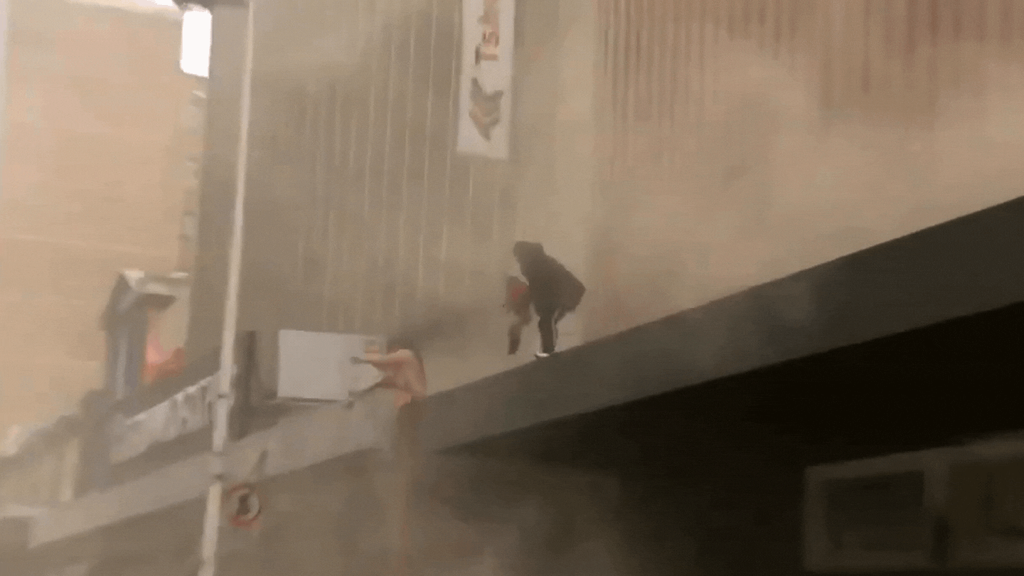 JAR: Žena spasila dijete bacivši ga sa sprata zapaljene zgrade