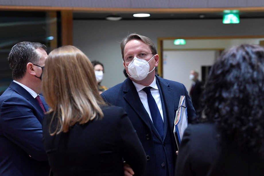 Varhelyi: EU riskira masovnu migraciju sa Zapadnog Balkana