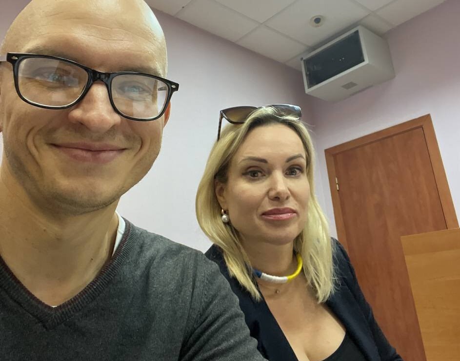 Novinarka koja je prekinula program ruske televizije očekuje presudu