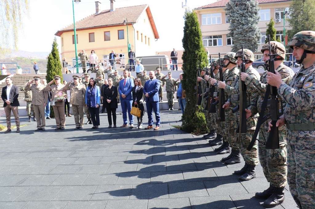 Povodom Dana Armije RBiH u Goraždu položeno cvijeće na mezarja i spomen obilježja