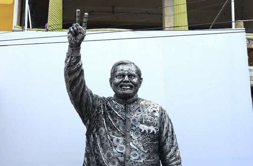 Napravljen gvozdeni kip Modija visok četiri metra