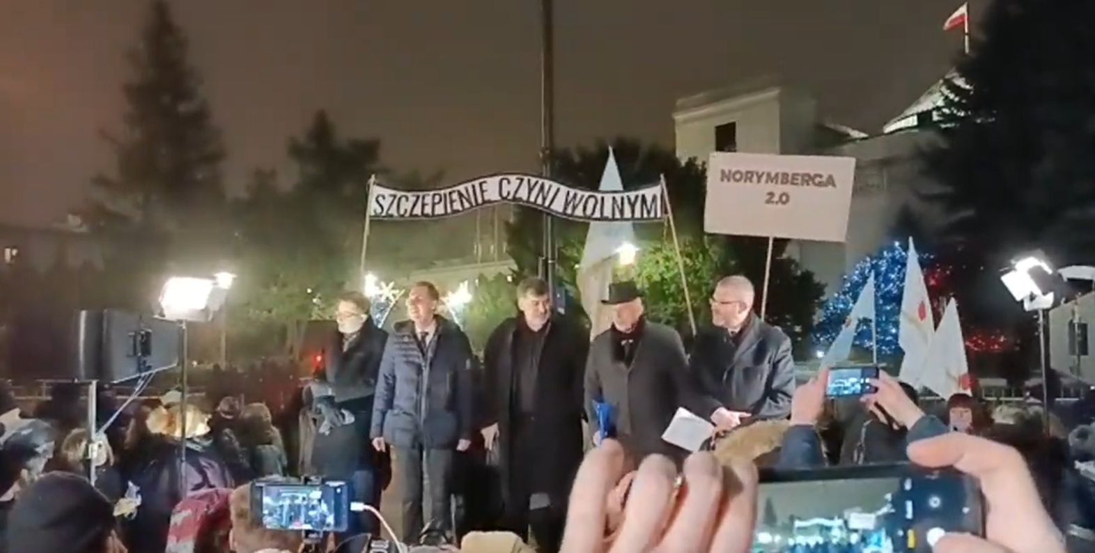 Sramotno isticanje transparenta sa natpisom iz Auschwitza