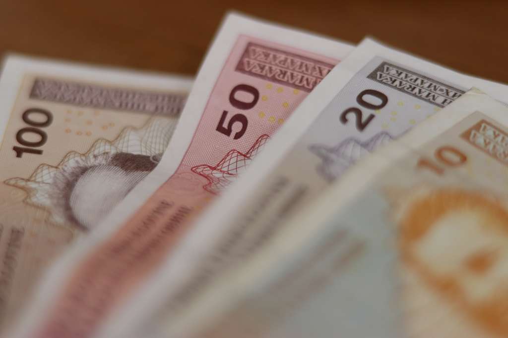 U FBiH u decembru 2021. prosječna neto plata 1.046 KM