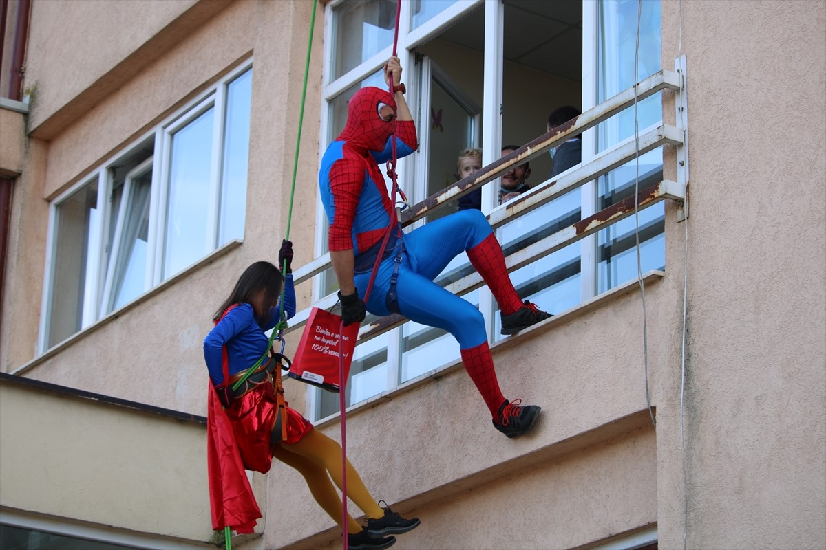 Super heroji iz crtanih filmova iznenadili poklonima djecu u Pedijatrijskoj klinici