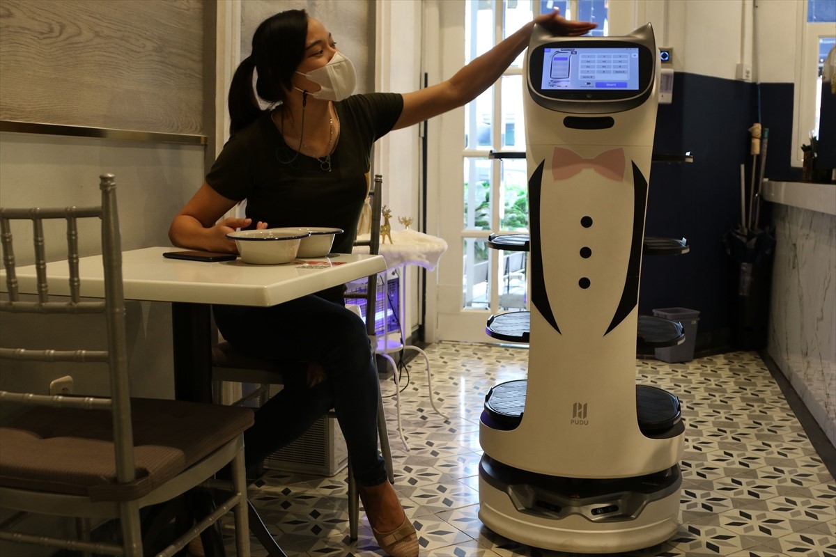 Goste u ugostiteljskom objektu poslužuje robot u cilju poštivanja mjere socijalne distance