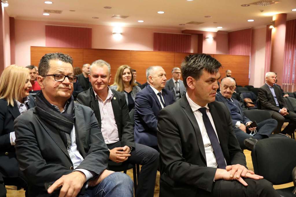 Što hrvatski politički predstavnici očekuju od izvanrednog zasjedanja HNS-a