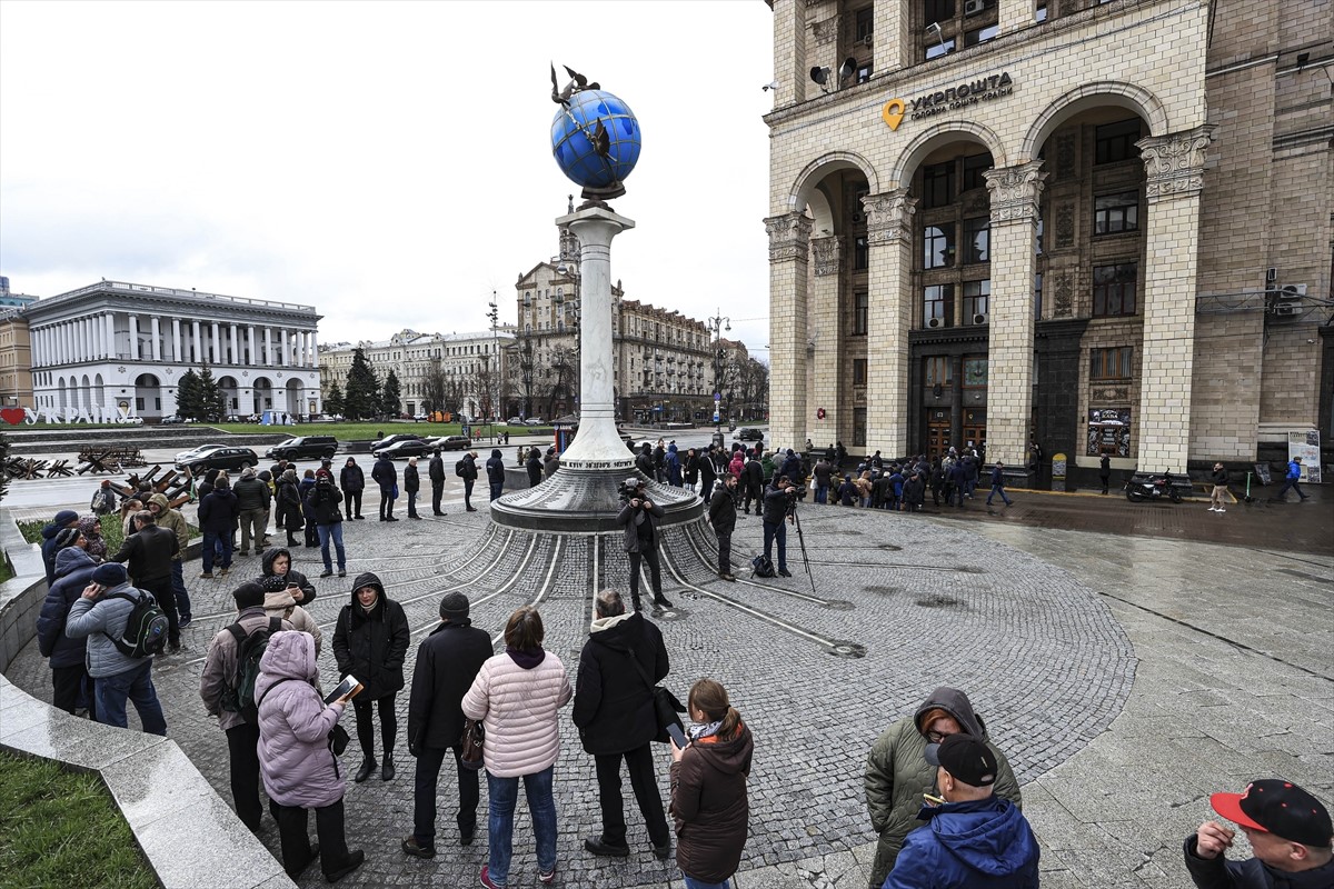 U Kijevu u redovima čekaju da kupe primjerak ratne poštanske markice