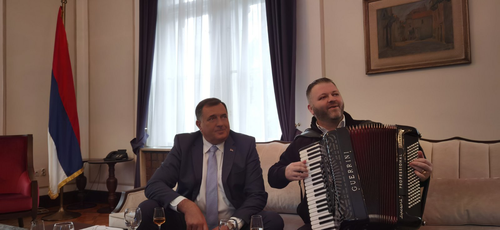 Dodik ispunio obećanje - doveo harmonikaša u kabinet