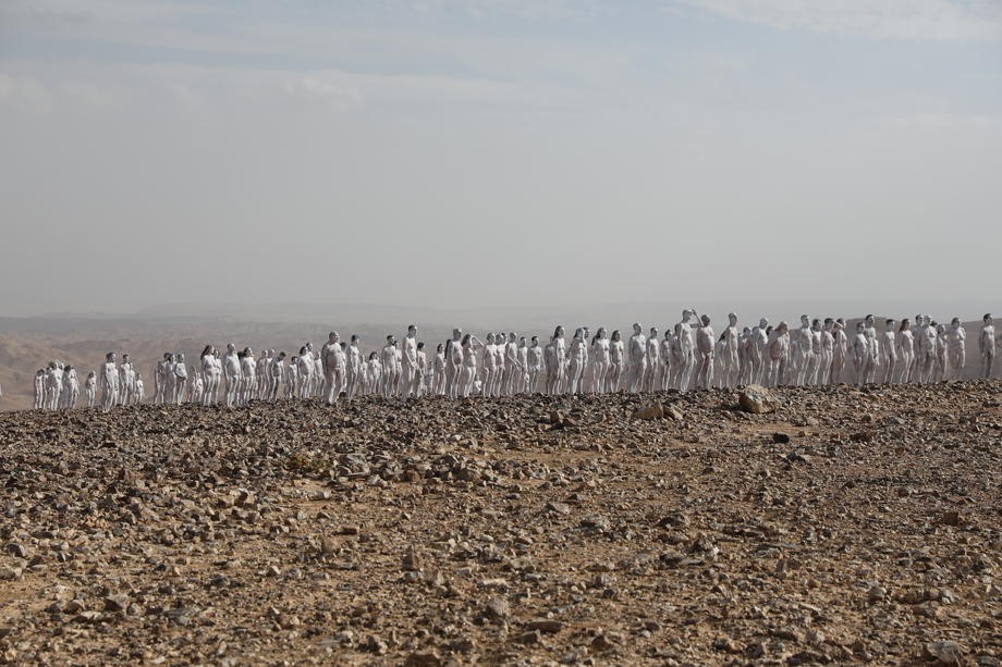 Trista ljudi poziralo nago kako bi skrenuli pažnju da nestaje Mrtvo more