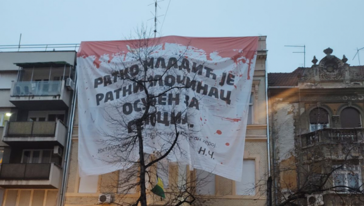 Skinut transparent sa natpisom "Ratko Mladić je ratni zločinac osuđen za genocid"