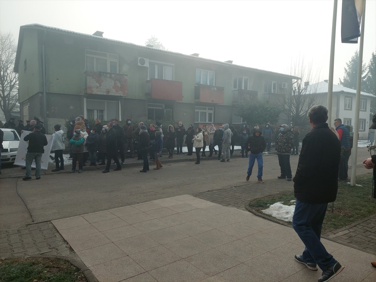 Zdravstveni radnici i demobilisani borci protestuju pred Skupštinom USK-a