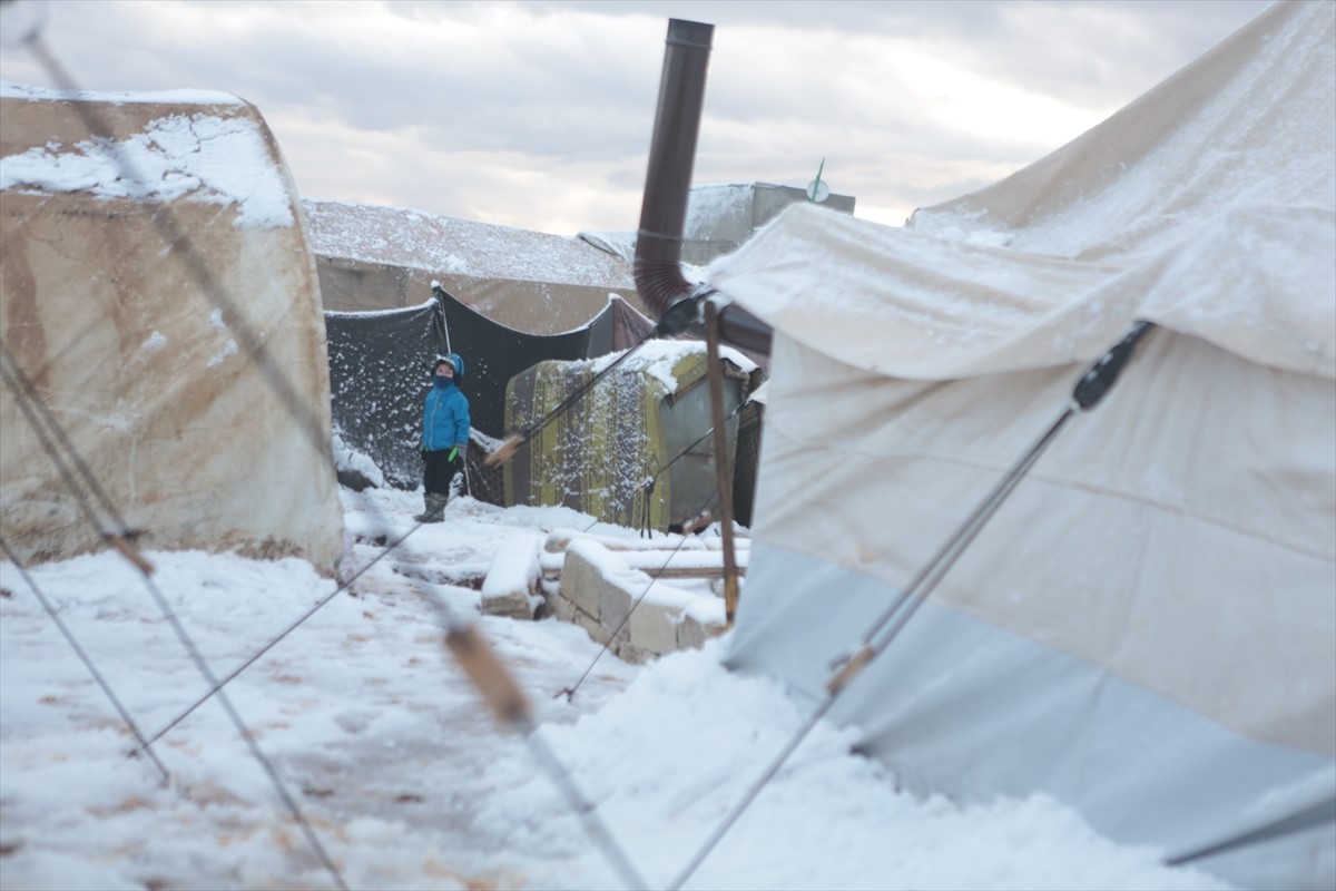 Snijeg uništio mnoge šatore u izbjegličkim kampovima na sjeveru Sirije