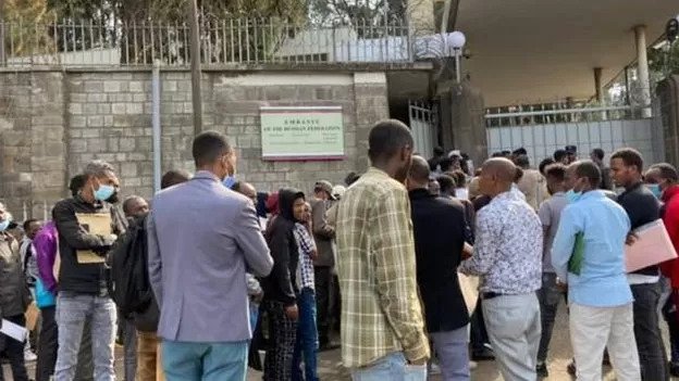 Etiopljani u redu pred ruskom ambasadom, žele ratovati u Ukrajini