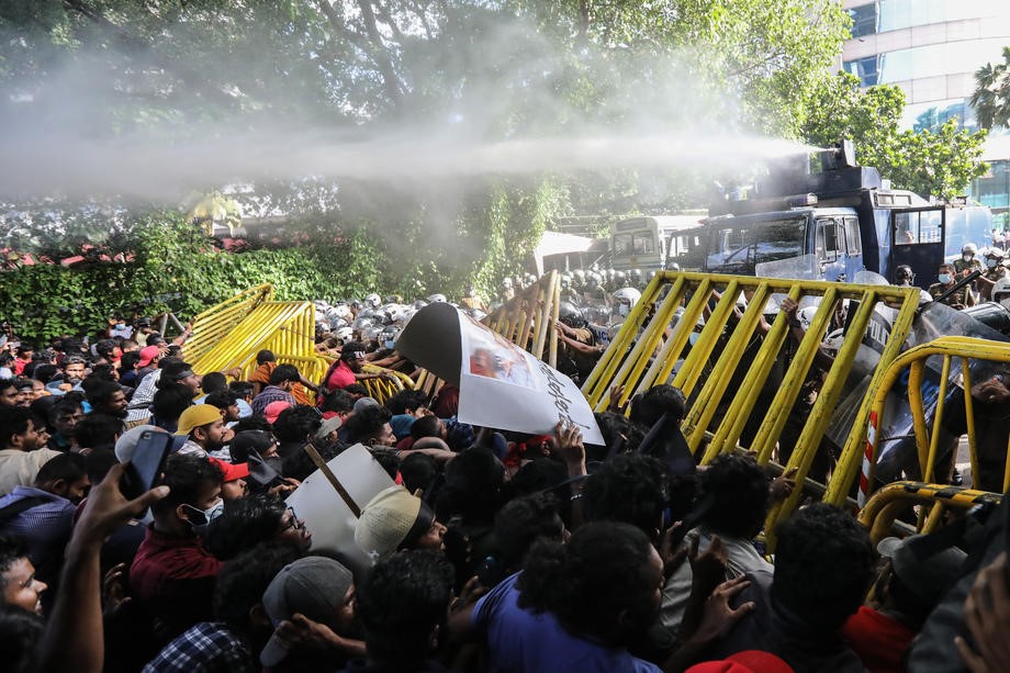 Šri Lanka zatvara škole i ograničava rad zbog nestašice goriva