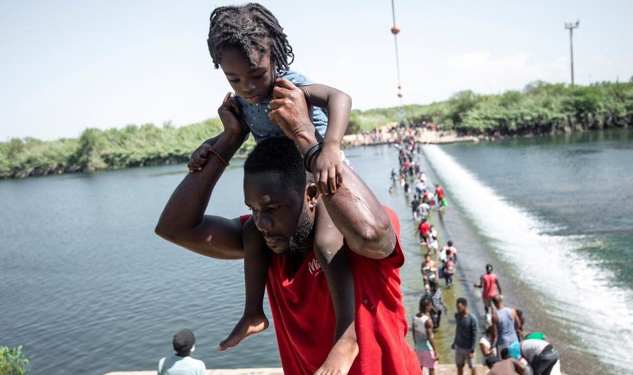 Počela deportacija migranata smještenih ispod graničnog mosta