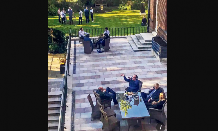 Foto iz karantina iz 2020. prikazuje Johnsonov 'radni sastanak u vrtu'