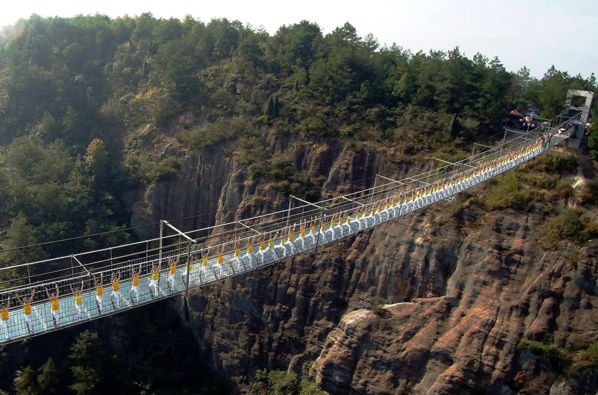 U urušavanju pješačkog mosta u Mekisku povrijeđene 23 osobe