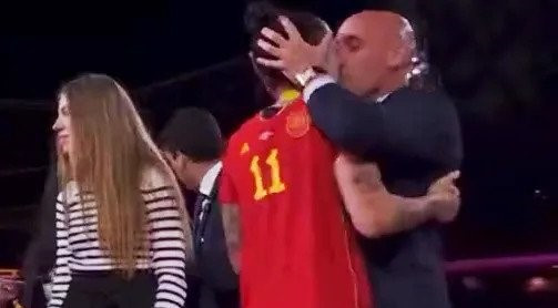 Poljubac predsjednika saveza izazvao bijes nakon finala SP-a za žene