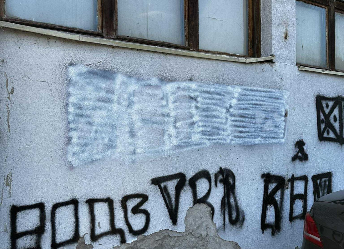 Prekrečen grafit koji veliča Ratka Mladića u Zvorniku