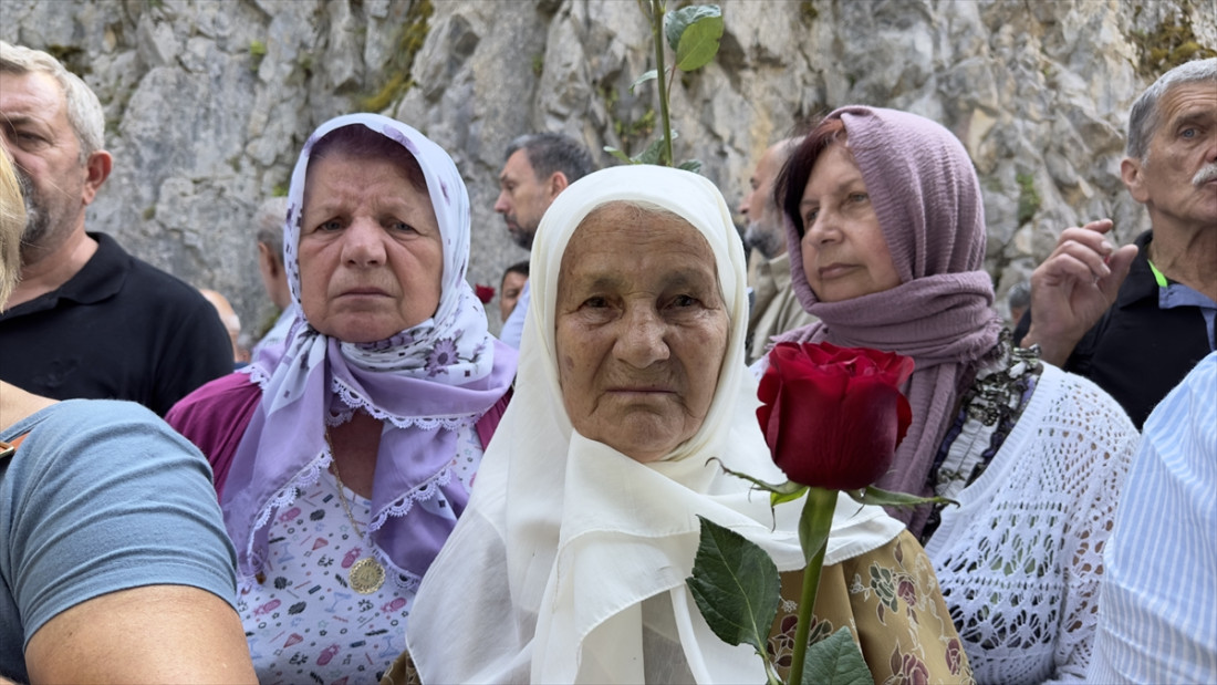 224 ruže za 224 logoraša strijeljana na Korićanskim stijenama