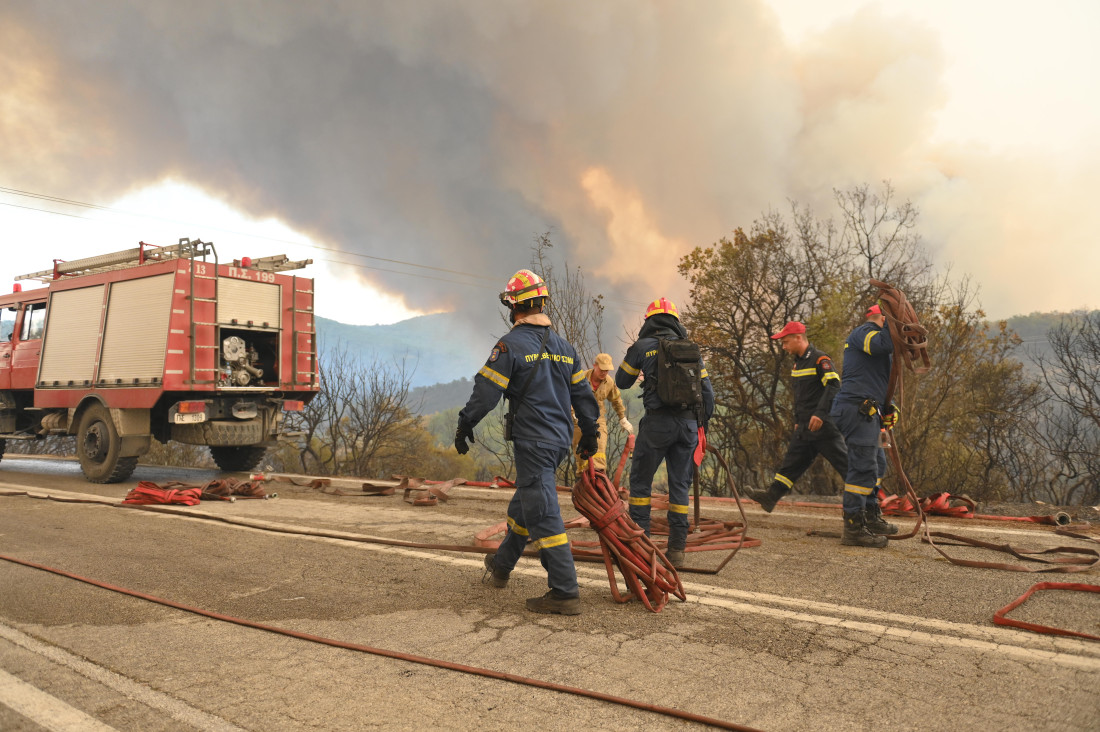 Stotine vatrogasaca bore se s požarom u Grčkoj, najmanje 20 poginulih