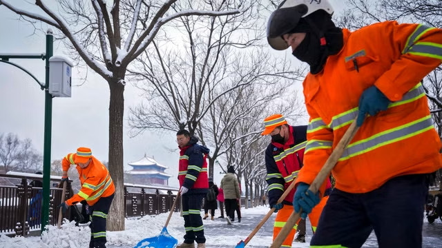 Snijeg u sjevernoj Kini zatvorio puteve, ne rade škole, prekinut željeznički saobraćaj