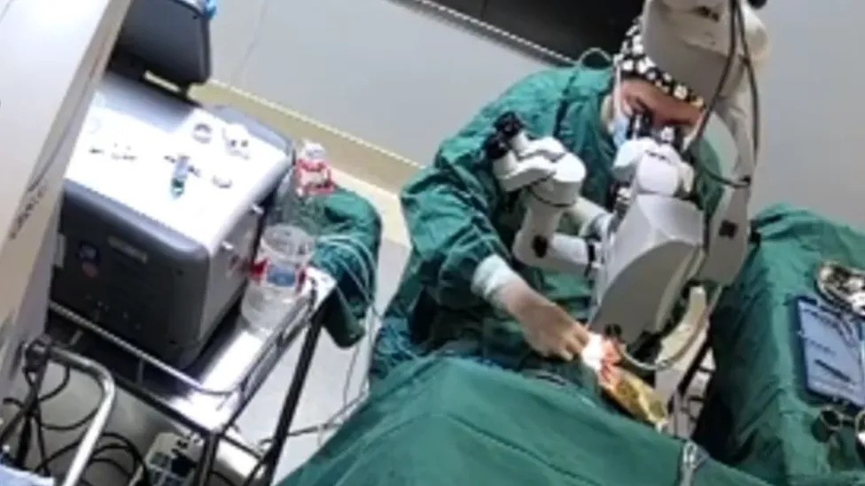 Kinezi bijesni zbog doktora koji je tokom operacije udarao pacijenta