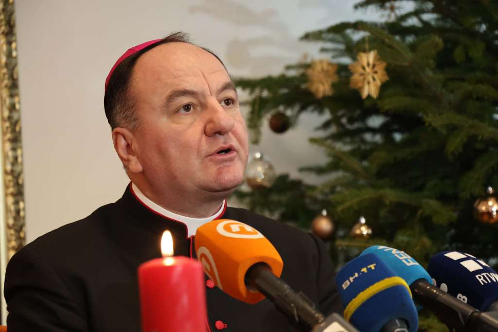 Božićna čestitka biskupa Palića: Jedina riječ koja sažima Božić je ljubav