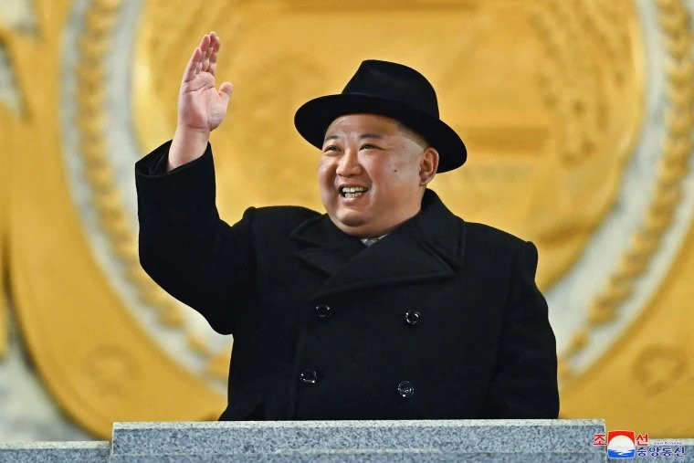 Kim Jong Un predstavio novu interkontinentalnu raketu na vojnoj paradi