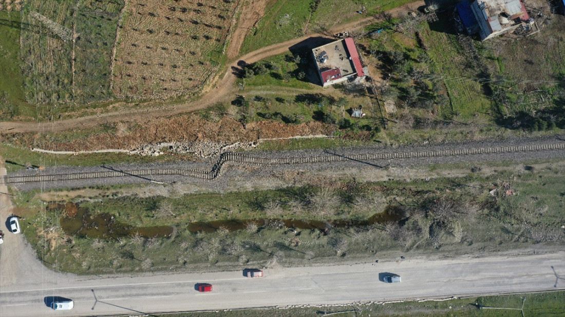 Iskrivljena pruga pokazuje jačinu zemljotresa koji je pogodio Tursku