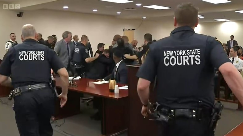 Emotivno ročište: Rodbina nasrnula na rasistu koji je ubio 10 osoba